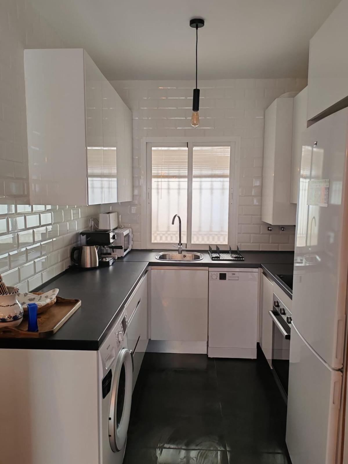 Seaview Apartment With Great Amenities & Facilities 베날마데나코스타 외부 사진