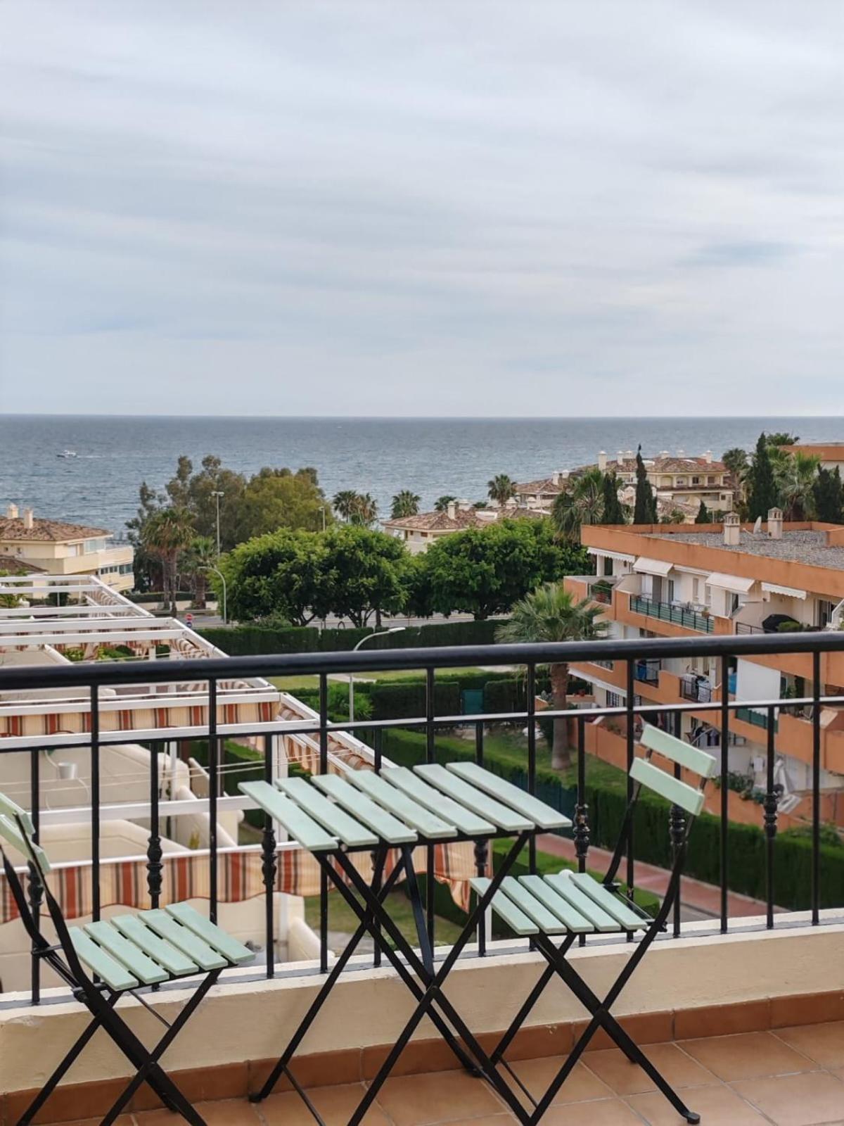 Seaview Apartment With Great Amenities & Facilities 베날마데나코스타 외부 사진